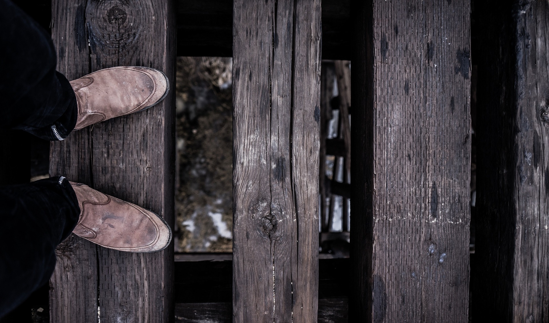 Füße auf Holzboden by pixabay